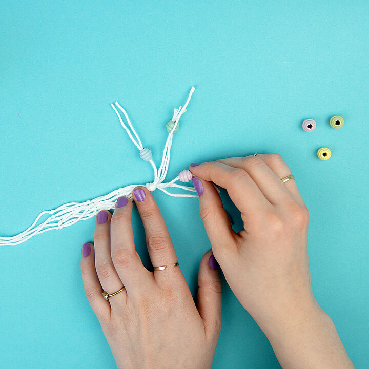DIY: Osterei-Makramee Schritt 5 DIY: Osterei-Makramee Schritt 5