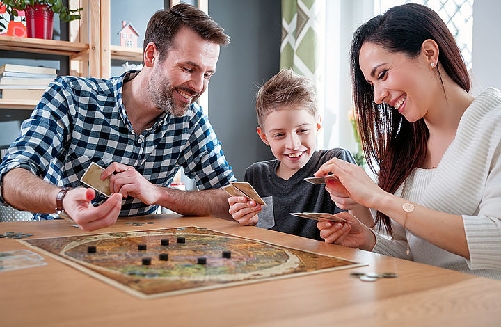 Familie spielt zusammen