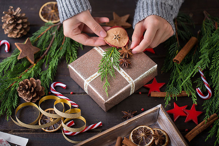 Verpackungstyp "Die Geschmackvollen" Weihnachtsgeschenke verpacken mit Dekoration