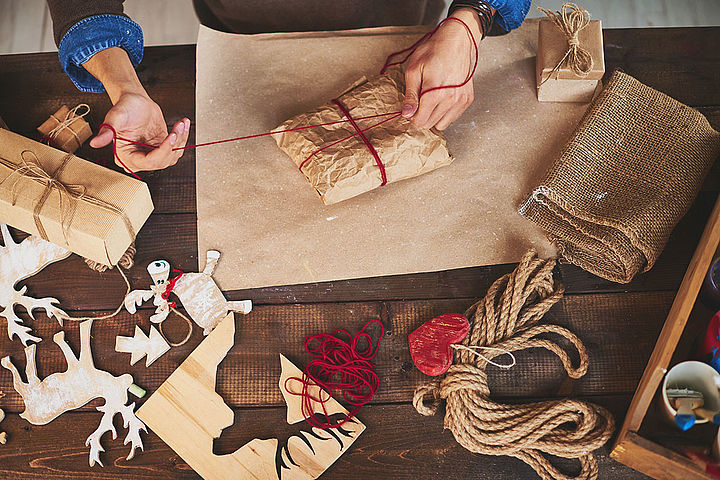 Verpackungstyp "Die Recycler" Geschenke verpacken mit altem Packpapier