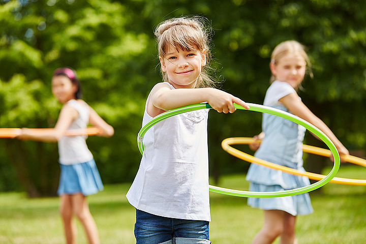 Kinder mit Hula Hoop Reifen 3 Mädchen mit Hula Hoop Reifen