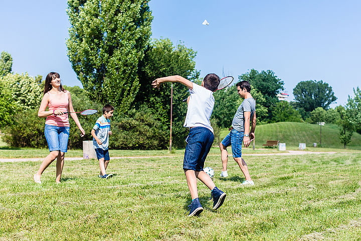 Familie spielt Federball