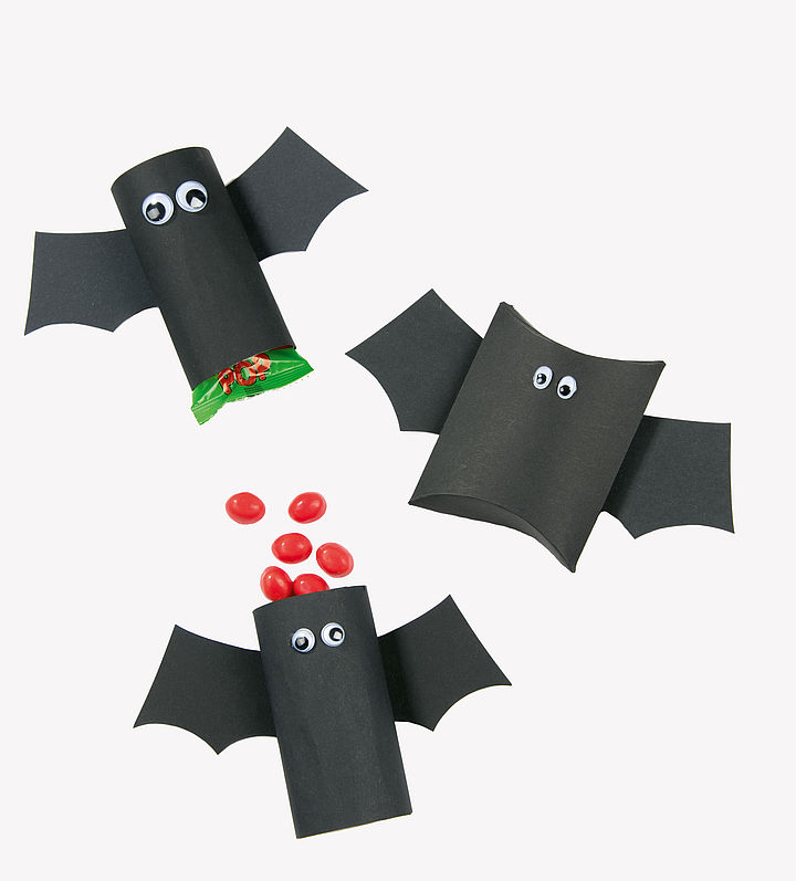 Candy Bats Drei Fledermäuse aus Klopapierrollen gefüllt mit Süßigkeiten