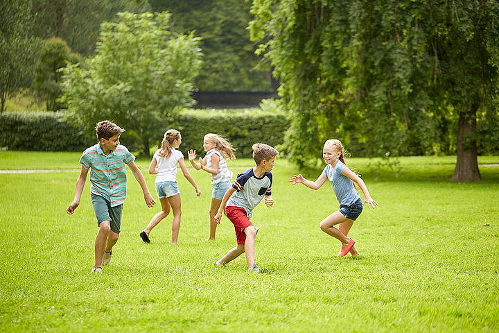 Kinder spielen Fangen