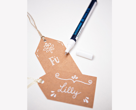 Handlettering auf Geschenkanhänger Geschenkanhänger beschriftet mit Kalligrafie und Handlettering